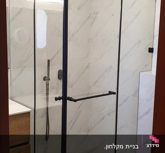 מקלחון זכוכית עם דלתות שקופות וברז מקלחת